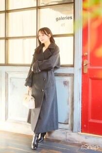 上品なチャコールグレーで洗練された“きれいめトレンチ”スタイル♪