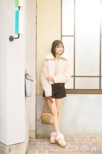 冬王道のムートンジャケット×ショートパンツが脚見せヘルシーでバランス◎