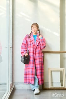 ピンクのチェックロングコートで日常が華やぐポップガールへ♪