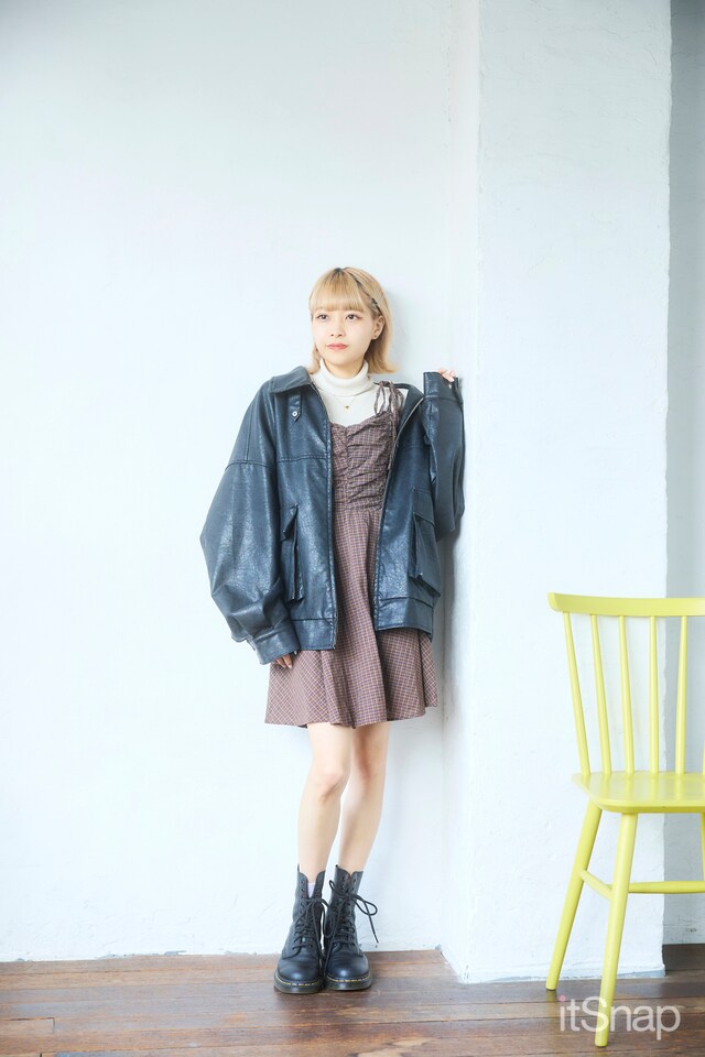 レザーの辛さで甘ワンピを引き締めるバランス上手なスタイリングに♡