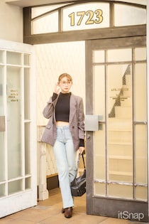 品よく仕上がるチェックジャケットをミニマル黒ニットとラフデニムで黄金比に☆