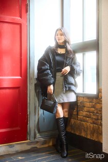 黒の強さとミニ丈の軽さで魅せる上品モードな装いがNEWS♡