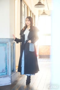 美シルエットなriendaのコートにくすみブルーが映えるスカートが好相性♪