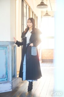 美シルエットなriendaのコートにくすみブルーが映えるスカートが好相性♪