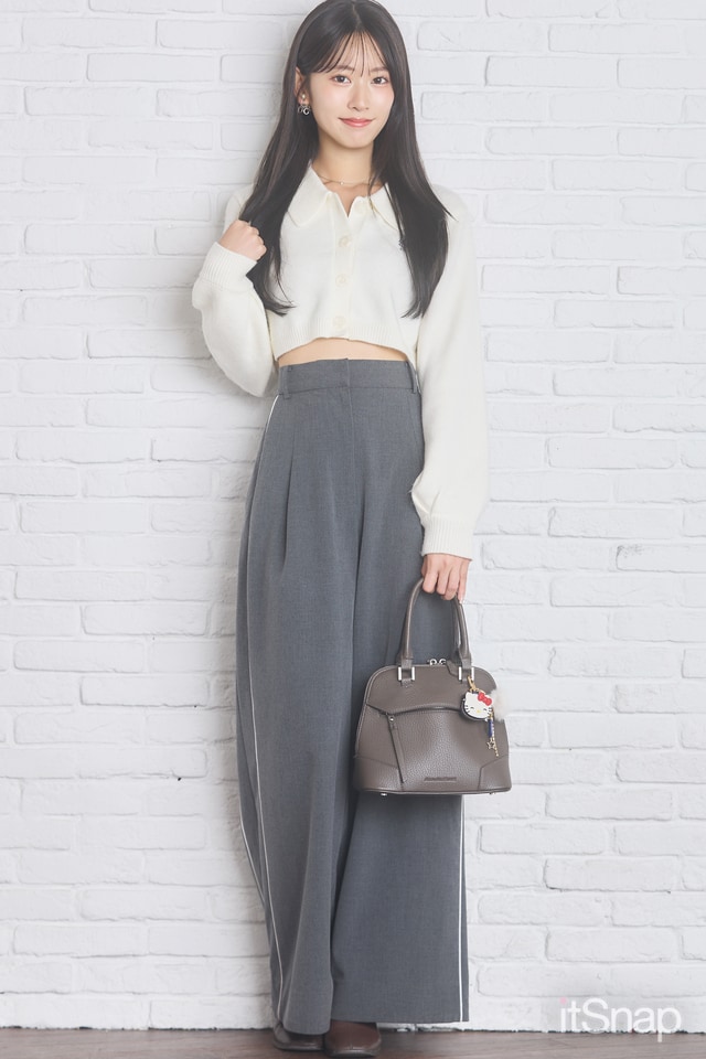 ピュアホワイトのクロップド丈トップス×ワイドボトムで黄金バランスなお腹見せ♡