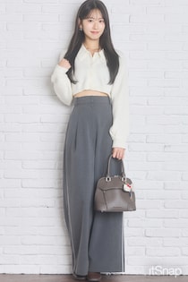 ピュアホワイトのクロップド丈トップス×ワイドボトムで黄金バランスなお腹見せ♡