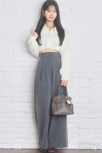 ピュアホワイトのクロップド丈トップス×ワイドボトムで黄金バランスなお腹見せ♡