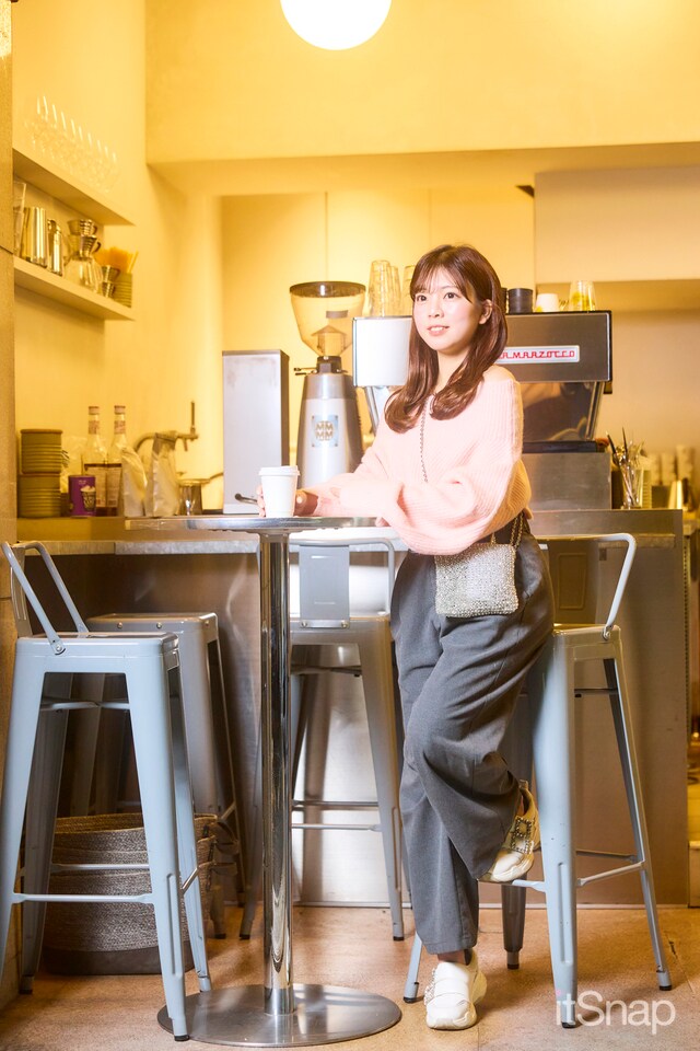 ほんのり甘いピンクニット×グレーボトムで春ムード高まるフェミニンツートーン♡