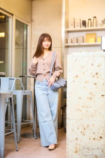 GUデニム×ベージュパンプスで美脚効果が増し増しな淡色ニュアンスLOOK！