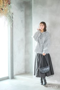 シャギーニットとサテンのコントラストで甘辛MIXなモノトーンへ☆