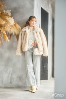 ファーアウターをシアーそでトップスに忍ばせて春へとつなぐレイヤードに☆