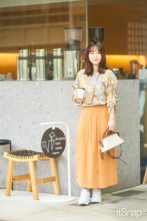 ペイント柄ブラウス×オレンジスカートで春色フェミニンをメイク♡