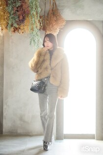 重たく見せない春ファーの装いは軽やかグレーデニムですっきり感を♪