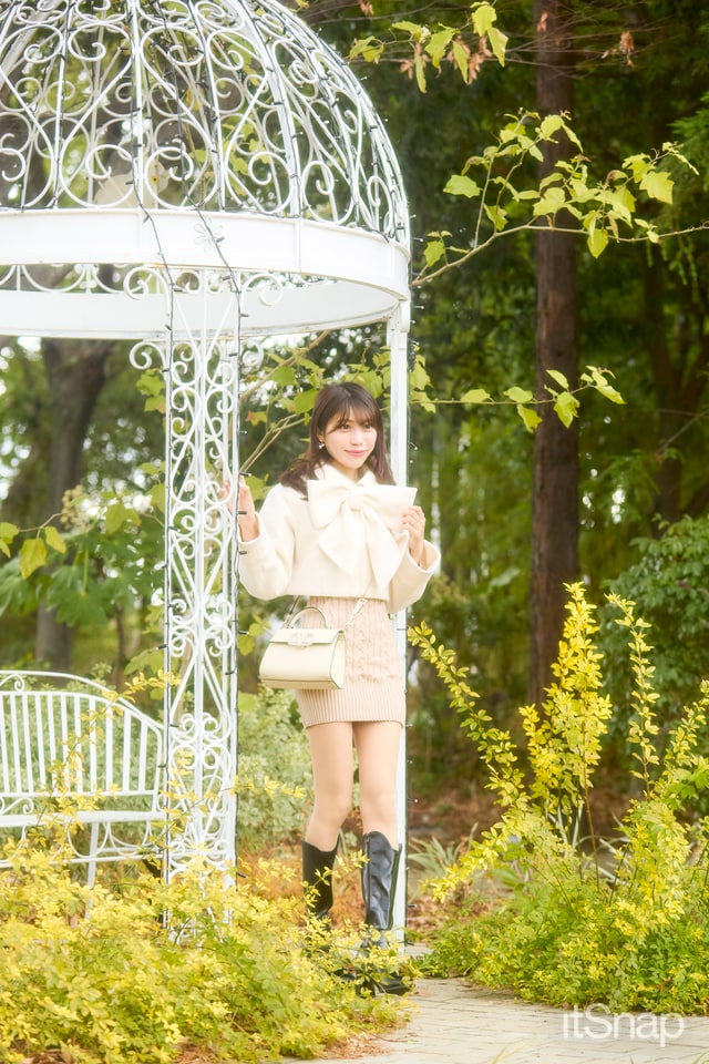 インパクト大のビッグリボンに視線集中の愛されニットワンピコーデにきゅん♪