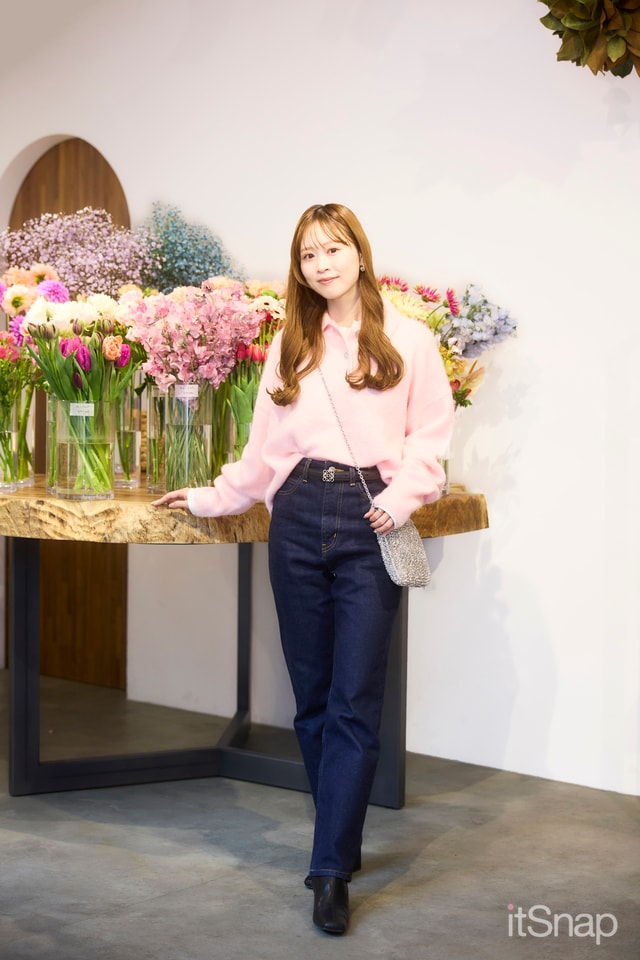 ムード満点なピンクニット×美脚デニムで旬の大人カジュアルが完成♡