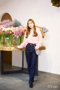 ムード満点なピンクニット×美脚デニムで旬の大人カジュアルが完成♡