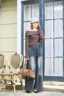 オフショルで抜け感をまとった女っぽニット×ワイドパンツの上級カジュアル