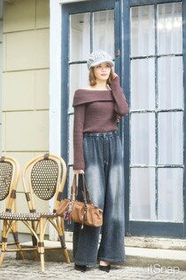 オフショルで抜け感をまとった女っぽニット×ワイドパンツの上級カジュアル