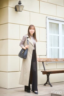 透け感ブラックと淡ベージュのバランスで都会的かつきれいめな装いへ♪