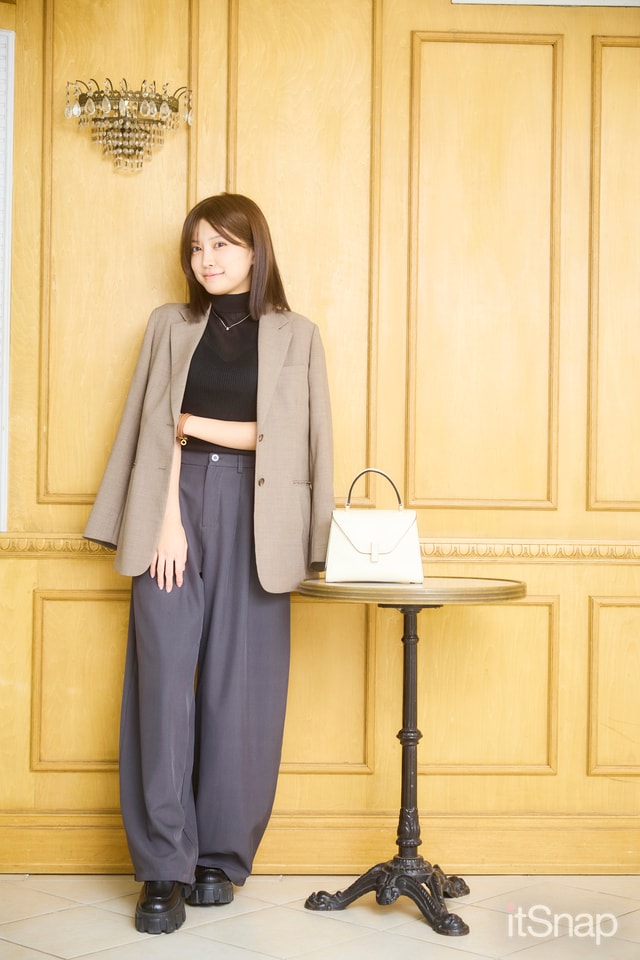 マニッシュジャケット×透け感ニットの大人モードなミニマルLOOK！