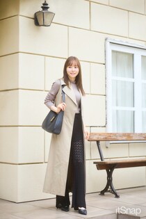 透け感ブラックと淡ベージュのバランスで都会的かつきれいめな装いへ♪