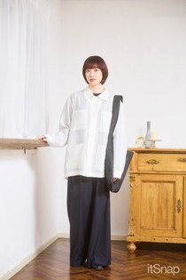 シアーシャツ×ワイドパンツでつくる洗練のエフォートレス・モノトーン☆