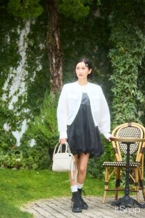 白の透けブルゾンで抜けをつくる甘辛バランスが絶妙なクラシカルモード♡