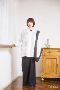 シアーシャツ×ワイドパンツでつくる洗練のエフォートレス・モノトーン☆