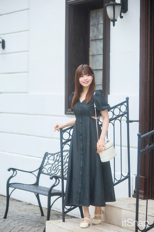 ヘルシーな肌見せが目を引くデニムワンピで夏のピクニックをイメージ♡