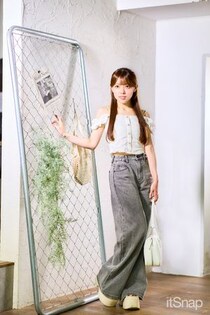 肌見せフリル×ワイドデニムで魅せる好感度もスタイルUPも◎なキャンパスLOOK