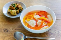 夏に食べたい！有賀薫さんの「2色パプリカと鶏のスープ」と「厚揚げのささっと炒め」