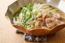 メイン具材は3品でいい！ワタナベマキさんの鍋レシピ「︎鶏とねぎたっぷりの梅鍋」