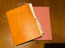 崖の上を点々と歩いた先に