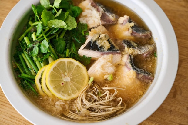 メイン具材は3品でいい!ワタナベマキさんの鍋レシピ「せりとぶりのおろしレモン鍋」