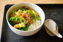 春を味わうワタナベマキさんのワンプレートごはん「卵とスナップえんどう、桜えびの炒め丼」