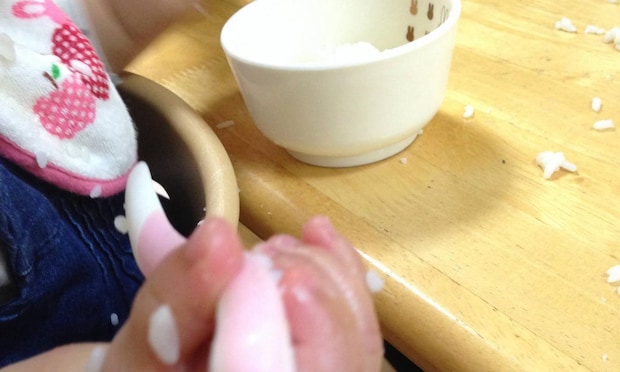 部屋がぐちゃぐちゃに汚れても、手づかみ食べをさせたほうがいい理由