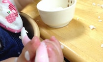部屋がぐちゃぐちゃに汚れても、手づかみ食べをさせたほうがいい理由