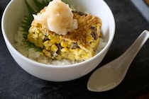 ワタナベマキさんに教わる、夏のお手軽ランチレシピ「とうもろこしと柴漬けの卵焼き丼」