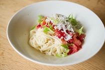 ワタナベマキさんに教わる、夏のお手軽ランチレシピ「トマト梅しらす麺」