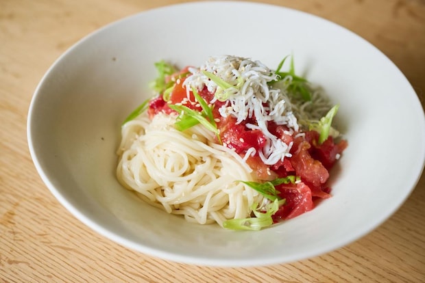 ワタナベマキさんに教わる、夏のお手軽ランチレシピ「トマト梅しらす麺」