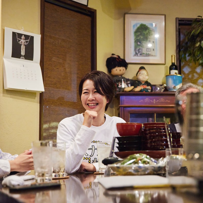 日本独自の飲み文化「スナック」で味わう東京の深い夜。1300軒以上を飲み歩いたスナック女子に聞く、人気のワケとは｜21:00〜