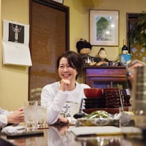 日本独自の飲み文化「スナック」で味わう東京の深い夜。1300軒以上を飲み歩いたスナック女子に聞く、人気のワケとは｜21:00〜