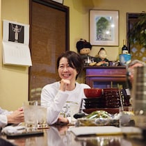 日本独自の飲み文化「スナック」で味わう東京の深い夜。1300軒以上を飲み歩いたスナック女子に聞く、人気のワケとは