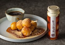 くるりと回しながら引き上げるのが楽しい！瓶に入った和洋折衷のみたらし団子