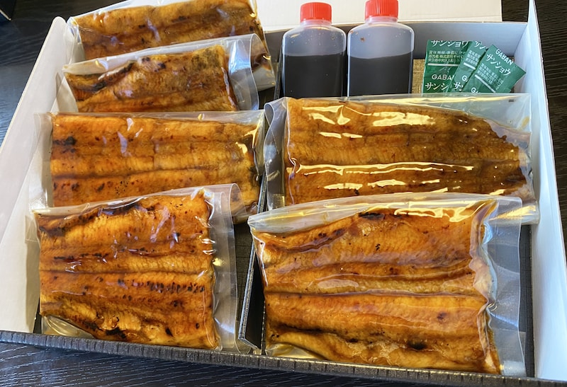 三河一色産うなぎの炭火焼 3尾　日本料理 小伴天　中身