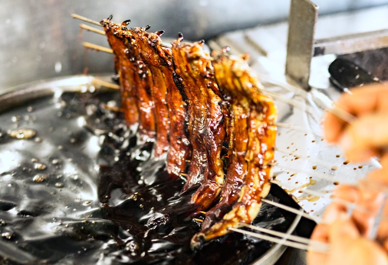 三河一色産うなぎの炭火焼 3尾　日本料理 小伴天　タレにつけているところ