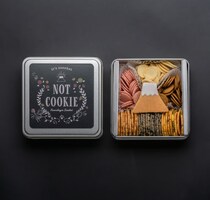 やさしい甘みが絶妙！まるでクッキーのような、かわいいせんべい缶「NOT COOKIE」