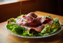 純血但馬血統の黒毛和牛を塩のみで味つけした最上のローストビーフ