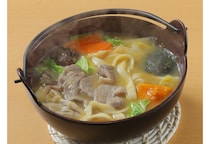 アワビの肝を使った味噌のうまみがしみたモッチリ麺がたまらない、人気の「黄金ほうとう」