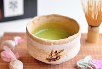 まるで本物！和菓子でできた抹茶碗でお茶を点てて楽しみおいしく味わう